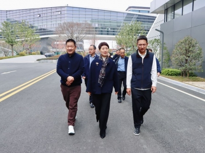 海宁市政协主席杨琳琳一行莅临JDB电子科技参观交流